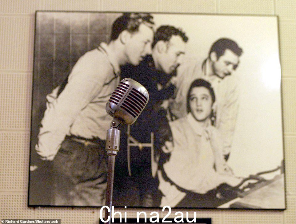 图为 1950 年代，刘易斯在孟菲斯太阳工作室与猫王、约翰尼·卡什、卡尔·帕金斯和其他人一起录音，最左边。他们唱歌的麦克风，前景中的照片，在 2004 年被拍卖