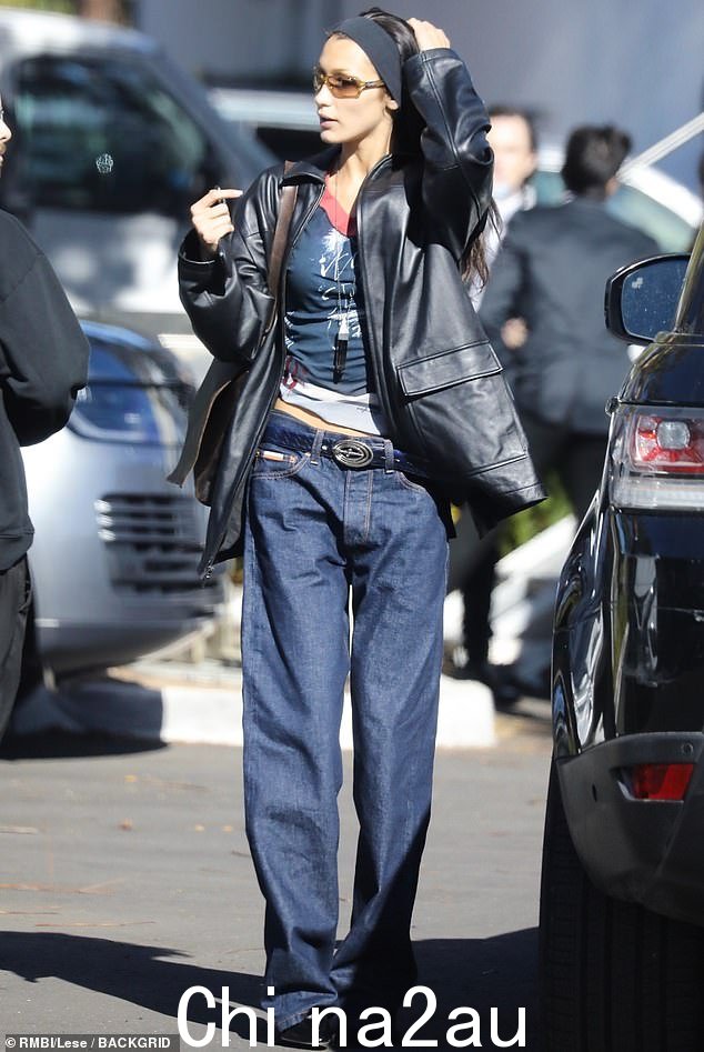 Looking fab: 当贝拉哈迪德被发现在周六圣莫尼卡拍摄现场时,她暗示她的中腹部穿着上衣