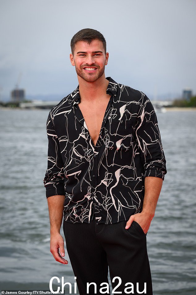 Dashing: Owen Warner 在说他在丛林中'寻找爱情' 后,穿着黑色衬衫和裤子剪裁了一个小巧玲珑的身材