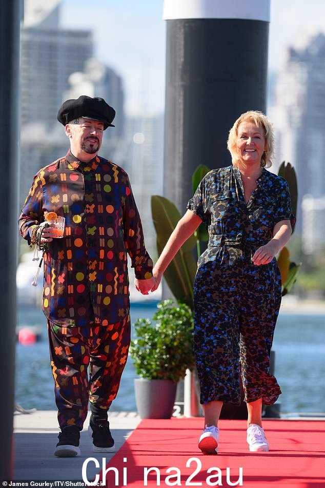 支持:Boy George 和 Sue Cleaver 手拉手走在码头上,准备一起开始旅程