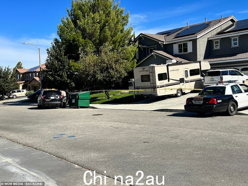 Carter 家周围的警示胶带,前面有一个“待售”标志