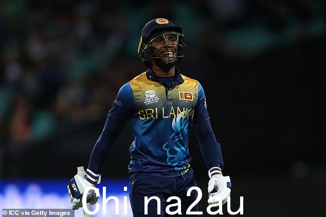 在关键的三柱门中面对 47 个球后,克里斯·乔丹 (Chris Jordan) 开场打了个洞