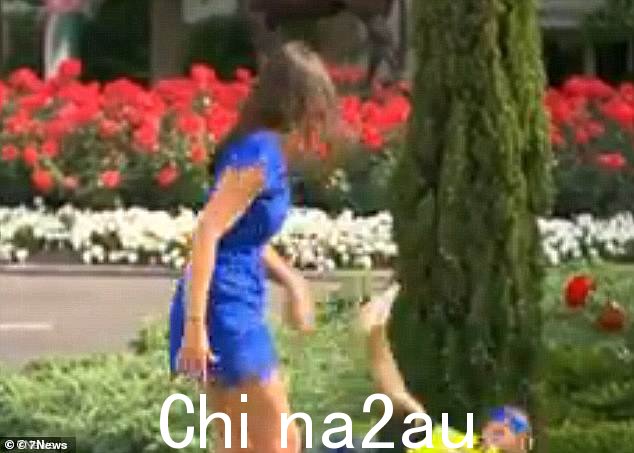 Finn 突然将他推倒在电视摄像机前,让他仰面朝天,无助的旁观者目瞪口呆