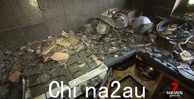 哈维先生的厨房在大火后几乎无法辨认,电器完全被毁,被碎片覆盖(上图)