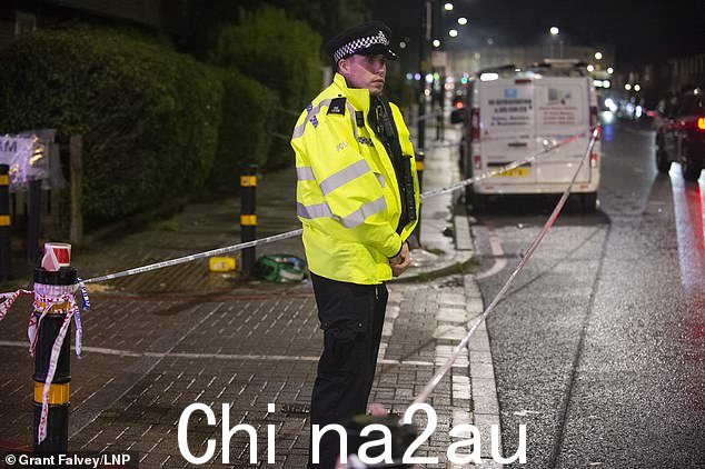 周五晚上 11 点 50 分左右,该男子被打到 Downham 的 Bromley 路,紧急服务部门接到电话