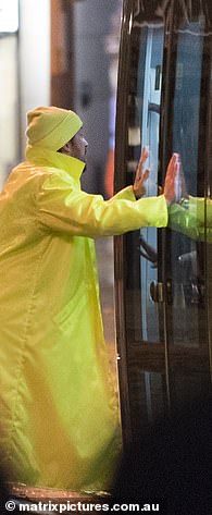 Ryan 在场景中错过了一个电车门,他把手放在电车门上