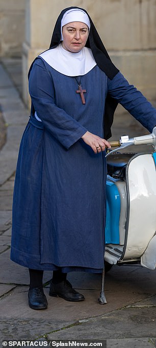 修女:Judy Parfitt 和 Rebe 在扮演 Nonnatus House 的修女时的全套服装,后者推着轻便摩托车