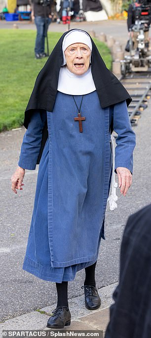 修女:Judy Parfitt 和 Rebecca Gethings 穿着全套服装嘿玩了 Nonnatus House 的修女,后者推着轻便摩托车