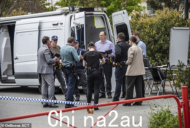 警方表示没有持续的威胁社区,而近亲已被告知(图为正在现场进行调查)