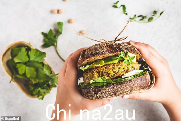 头脑节食是一个概念,它指的是这样一种信念,即锻炼你的头脑并了解你的饮食模式会导致你做出更健康的食物选择
