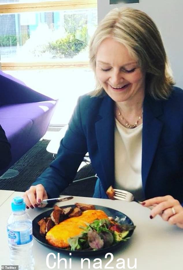 Happy Eater: Liz Truss 在她职业生涯的早期看到吃一顿看起来很美味的饭菜