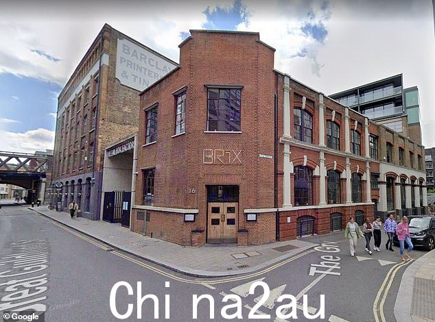 BRIX LDN,在伦敦桥附近,以 24 英镑的价格向食客提供包括 Marmite 釉面排骨在内的主菜