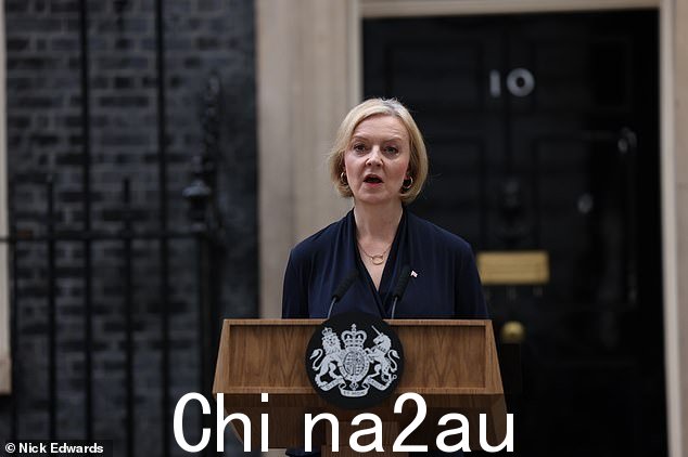 在 No10 仅 44 天后——现代政治史上最短的任期——首相走到著名的黑门外的讲台上确认她的离开