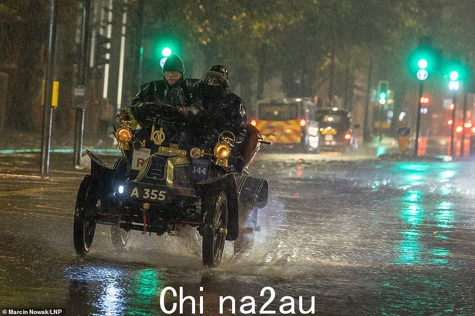 一辆前往伦敦到布莱顿的车辆在伊斯顿车站附近的大雨中挣扎