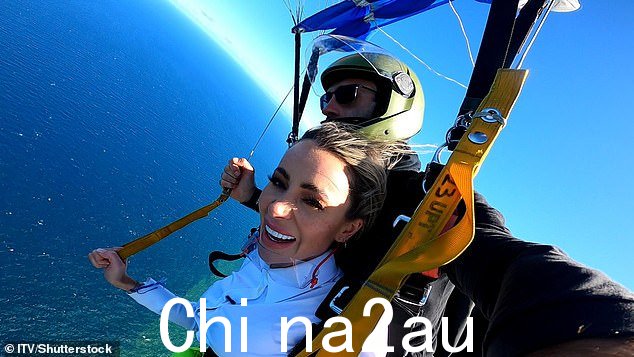 昨晚抵达的参赛者中有爱岛明星奥利维亚·阿特伍德¿ a skydive