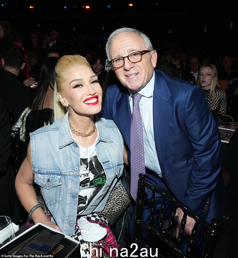 Stefani 与音乐主管 Irving Azoff 合影