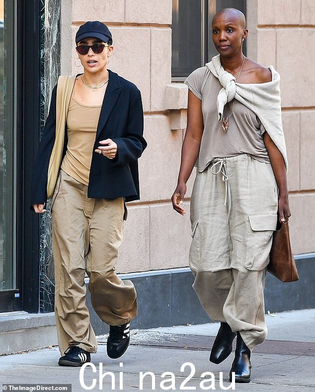 Fall in the Big Apple: Zoe Kravitz 周六和朋友在纽约散步
