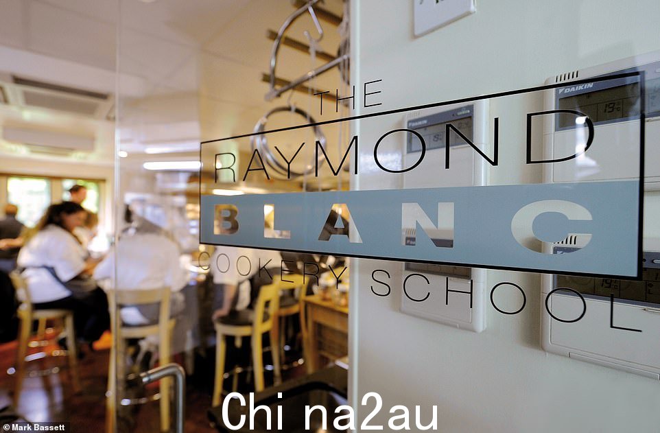 Raymond Blanc 烹饪学校令人激动地坐落在 Le Manoir 的二星级厨房内