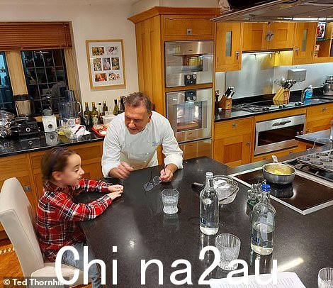 Raymond Blanc 在 Le Manoir 的烹饪学校与 Ted 的女儿 Emma 聊天