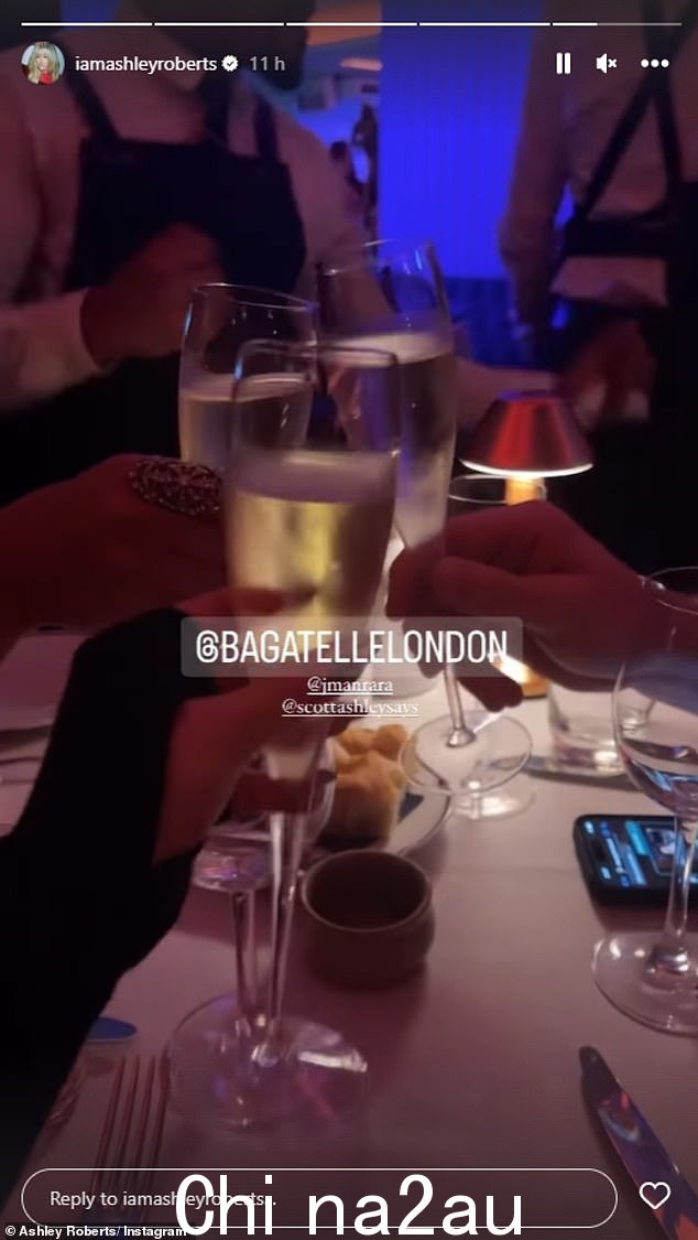 Cheers: 晚上晚些时候,Ashley 分享了他们晚上的另一番景象,因为她、Janette 和他们的朋友 Scott Ashley 一起喝了一杯香槟