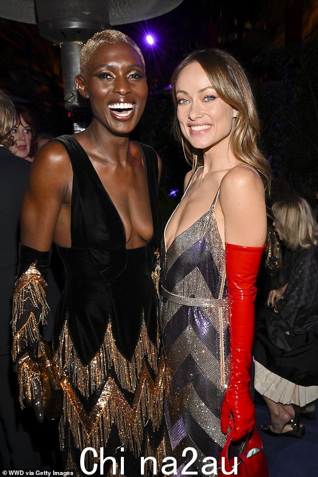 Mingling:她被拍到与令人惊叹的女演员 Jodie Turner-Smith 混在一起,后者身穿低腰礼服转过头来