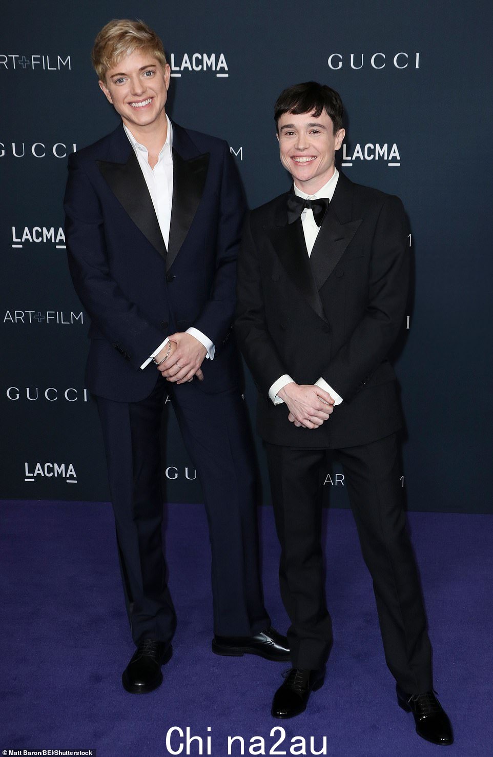 Dashing: Elliot Page 和 Mae Martin 在活动中是另一对潇洒的情侣。 Elliot 晚上穿了一件黑色燕尾服,身着海军蓝西装在 Mae 旁边显得很锋利