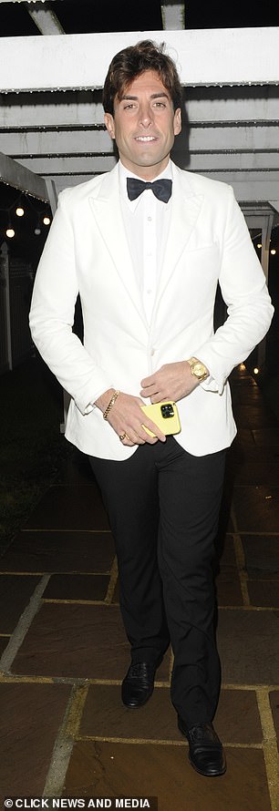 Smart: James Argent 穿着清爽的白色西装外套和衬衫,搭配黑色长裤