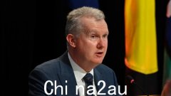 托尼·伯克（Tony Burke）承认在与企业谈判后做出让步并在劳资关系法案中做出“改变”