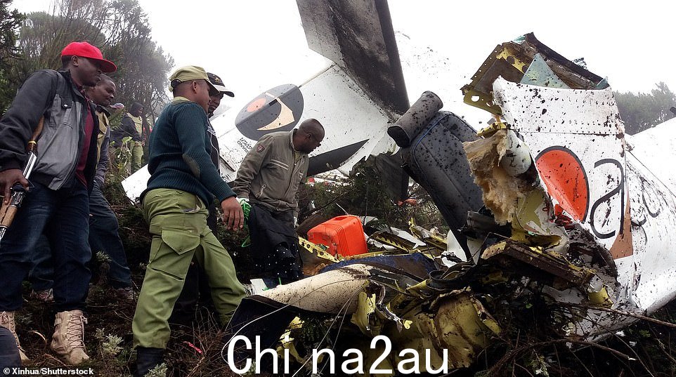 图为：2017 年 11 月 16 日，坦桑尼亚阿鲁沙，空难调查人员在 Empakaai 火山口检查坠毁的飞机，这是一个塌陷的火山口%