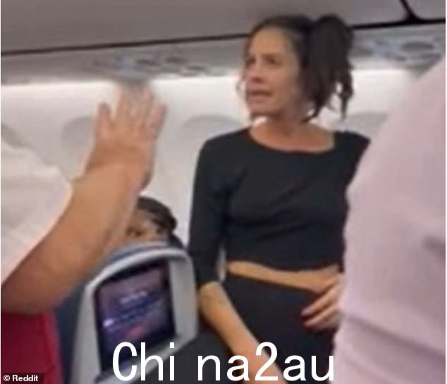 一架飞往纽约的乔治亚州飞机上的女子在威胁一名试图让她下飞机的空姐后被赶下飞机