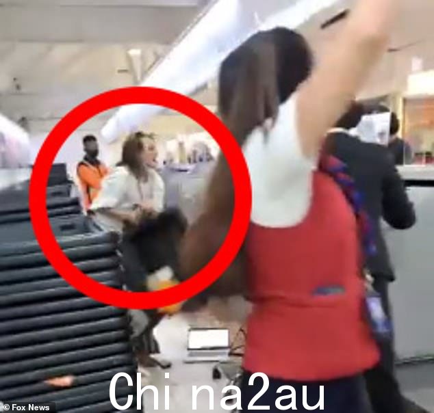 一段病毒视频捕捉到了一名妇女在航班迟到后袭击墨西哥城机场值机员的那一刻