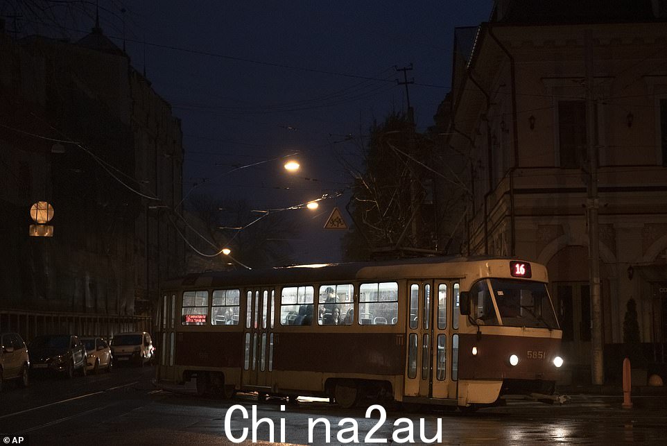 基辅停电期间,一辆有轨电车在街道上行驶。从周六到周日,俄罗斯发射了四枚导弹和 19 次空袭,袭击了东北部的切尔尼戈夫和哈尔科夫,南部的赫尔松和尼古拉耶夫等 9 个地区的 35 多个村庄