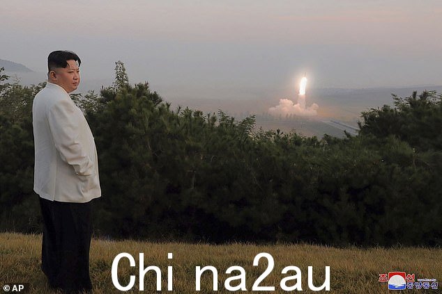 这张照片由朝鲜政府提供,2022 年 10 月 10 日,朝鲜领导人金正恩在朝鲜一个秘密地点视察导弹试验,拍摄时间为 9 月 25 日至 10 月 9 日