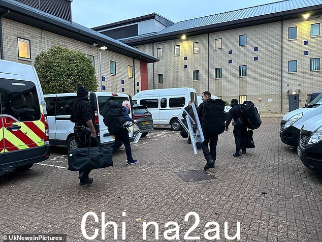上周五夜幕降临时,希思罗机场旁边的英国最大移民驱逐中心爆发了混乱
