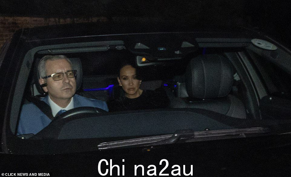 美女:她被司机带进了奢华的派对,化着迷人的妆容