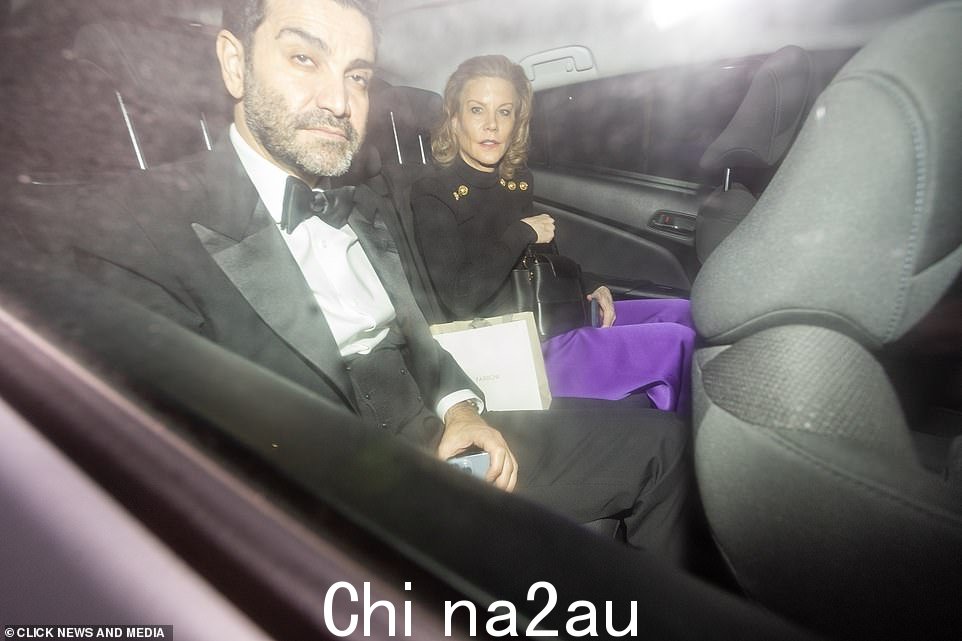 温文尔雅:她的丈夫 Mehrdad Ghodoussi 身着黑色燕尾服,身姿犀利,配有背心和黑色领结