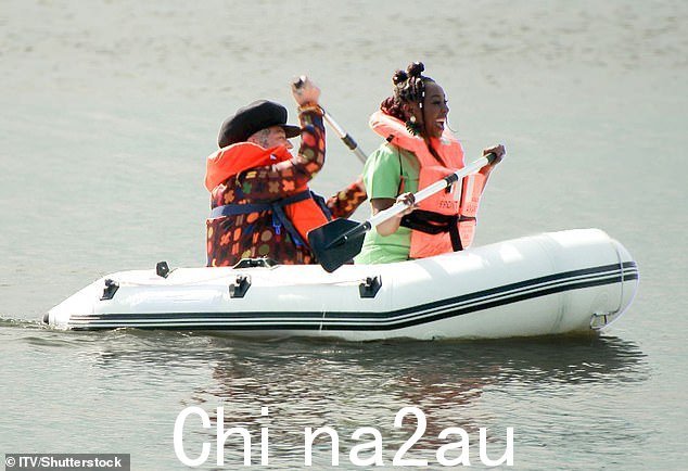划船:发现一艘小艇,两人从他们的游艇划到海滩边唱着“ Row Row Row Your Boat' as they going