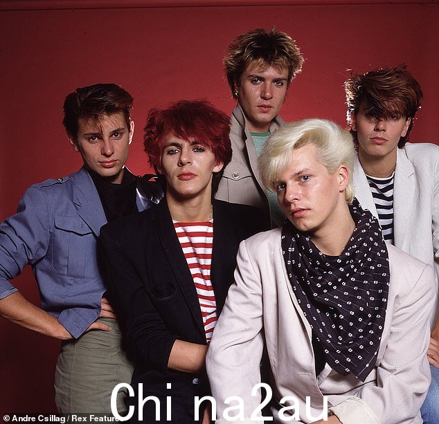 成立于1978年的乐队演唱了三首歌曲:电影中的女孩、狼一样的饥饿和平凡的世界