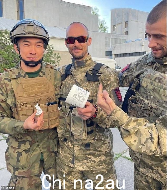 Trevor Kjeldal,40 岁,(中)来自布里斯班,上周在乌克兰顿巴斯地区的行动中丧生,留下了住在中国的妻子和女儿