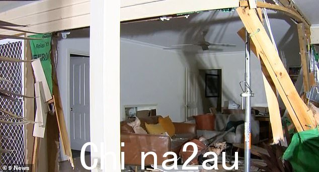坠机对塞维利亚一家的休息室造成了大面积损坏(如图)