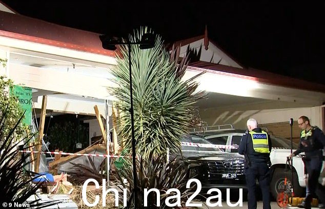 一对夫妇和他们八个月大的婴儿睡着了,当时他们被一辆驶入他们家的汽车吵醒(如图)