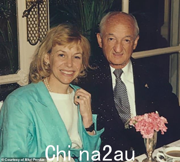 这枚戒指是她已故丈夫弗兰克送给 Mitzi Perdue 的,对吧