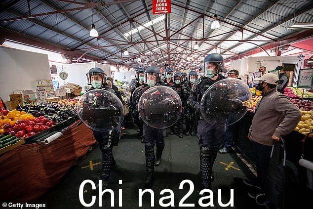 新冠病毒从维多利亚州的酒店隔离区逃脱后,该州进入了严厉的封锁措施(图为维多利亚州警方准备应对 2020 年 9 月在墨尔本维多利亚女王市场举行的反封锁抗议活动) )