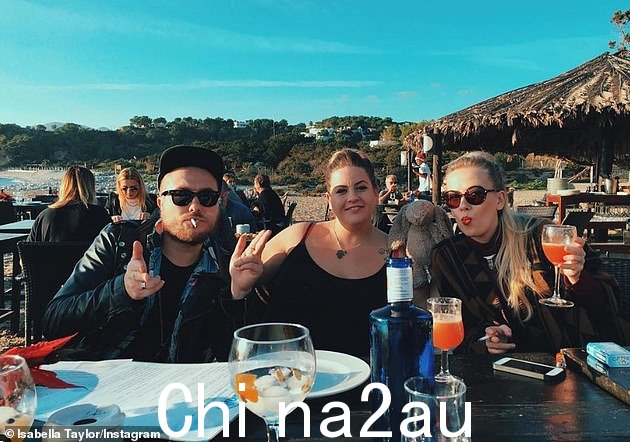 支持网络:Taylor 也感谢他的“了不起的孩子”,Andy、Georgie、Bethy和 Izzy 的支持(图为 Andy、Georgie 和 Izzy)