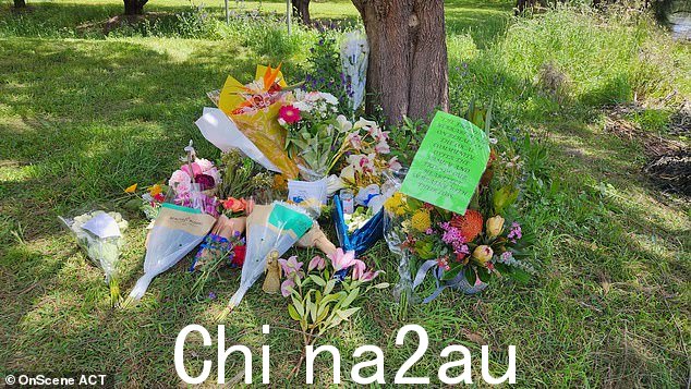 市民在现场留下鲜花和信件