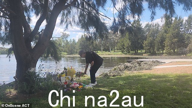 一名居民在悲剧现场留下鲜花