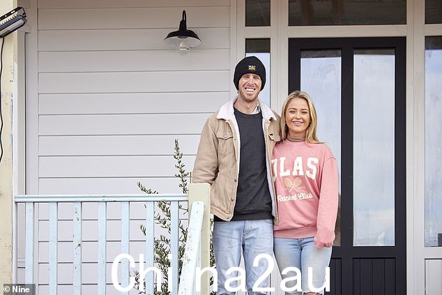 Dylan (左) 和 Jenny (右) 很失望他们的房子没能到达保护区并被传入