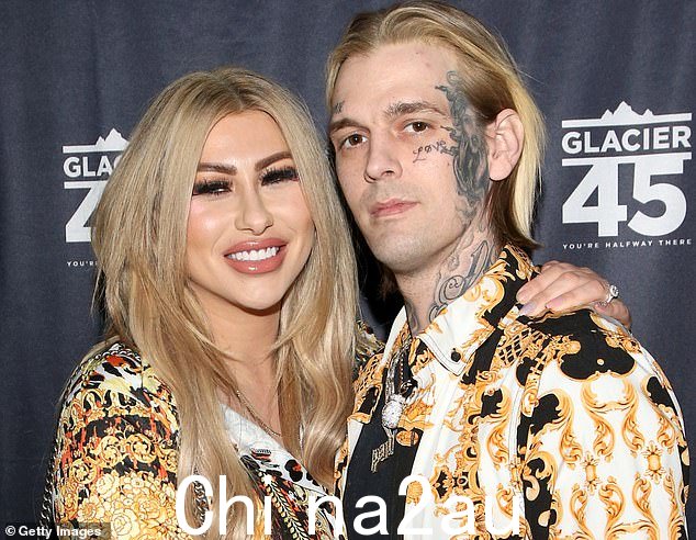 邻居说卡特和他的女朋友梅兰妮马丁经常吵架,他曾经把她锁在屋外