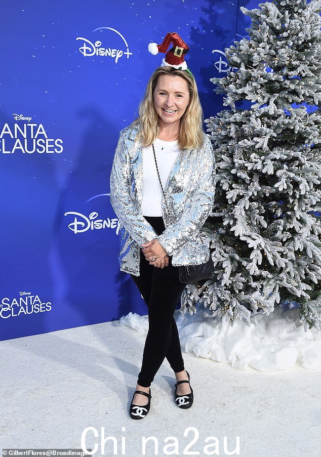 Shimmer: 41 岁的第七天堂明星贝弗利·米切尔 (Beverley Mitchell) 穿着闪闪发光的银色亮片夹克,搭配白色上衣和黑色裤子,搭配香奈儿平底鞋