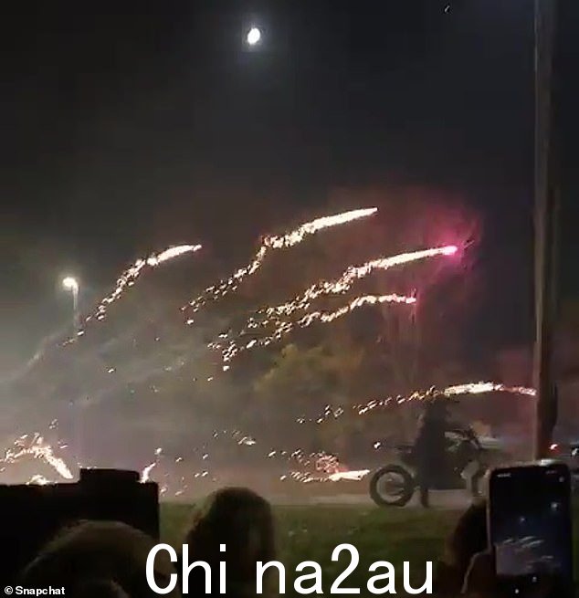 特警到场督促民警请待在室内。它还说一辆警车被燃烧弹击中